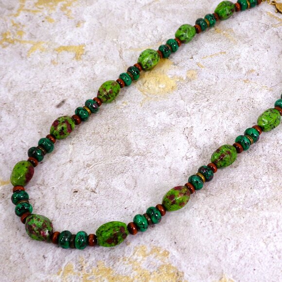 Green agate stone bead necklace with brown wood beads and small metal beads - Picture 6 of 15